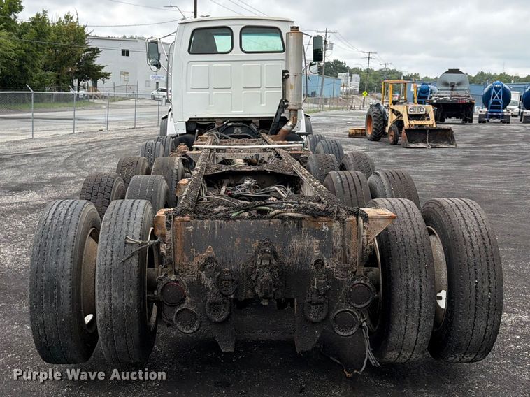 image for item FU4526 2004 Sterling L9500 truck cab and chassis