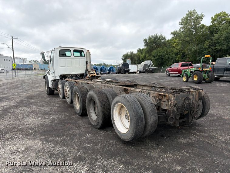 image for item FU4526 2004 Sterling L9500 truck cab and chassis