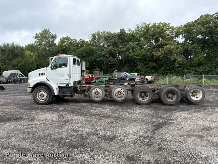 image for item FU4526 2004 Sterling L9500 truck cab and chassis