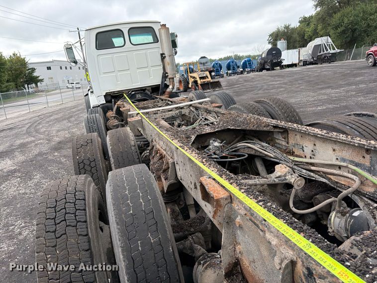 image for item FU4526 2004 Sterling L9500 truck cab and chassis