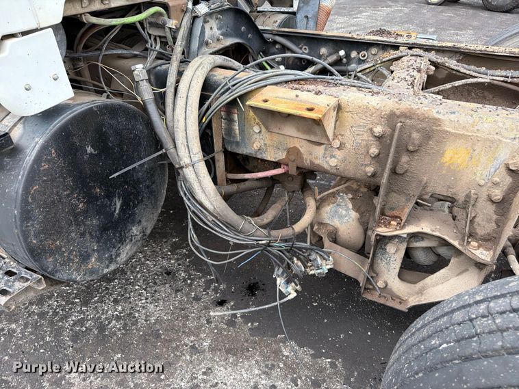 image for item FU4526 2004 Sterling L9500 truck cab and chassis