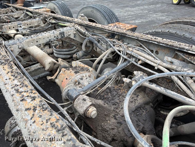 image for item FU4526 2004 Sterling L9500 truck cab and chassis