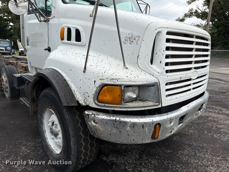 image for item FU4526 2004 Sterling L9500 truck cab and chassis