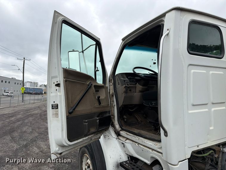 image for item FU4526 2004 Sterling L9500 truck cab and chassis