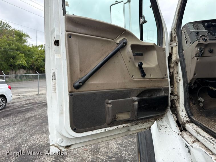 image for item FU4526 2004 Sterling L9500 truck cab and chassis