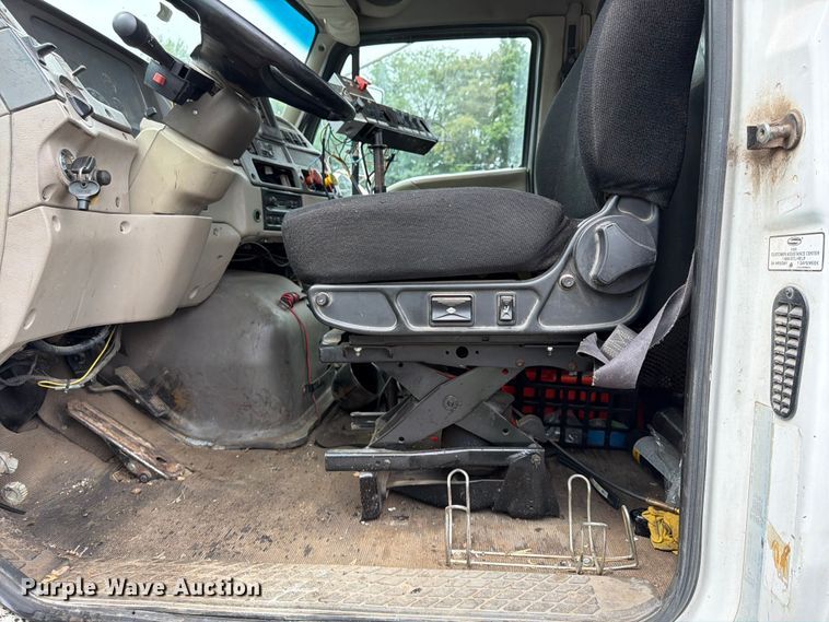 image for item FU4526 2004 Sterling L9500 truck cab and chassis