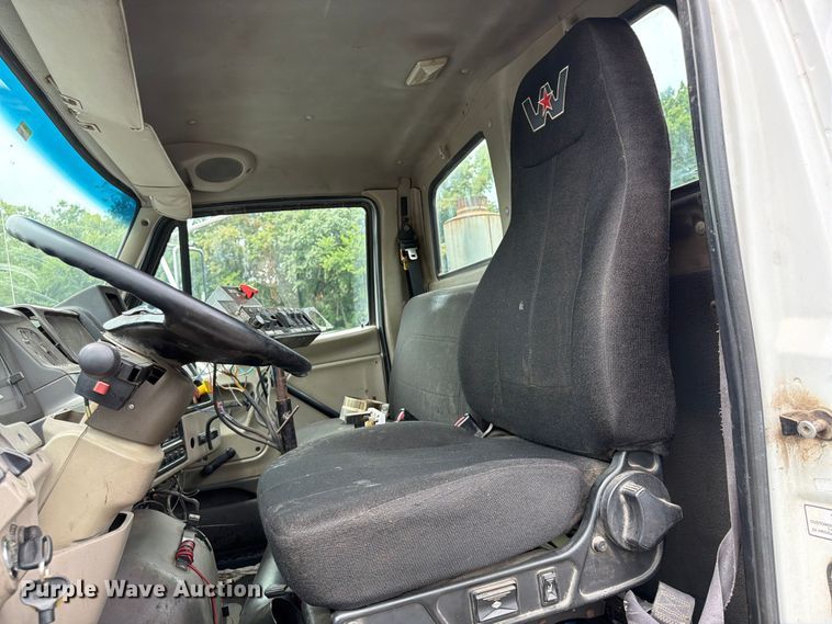 image for item FU4526 2004 Sterling L9500 truck cab and chassis