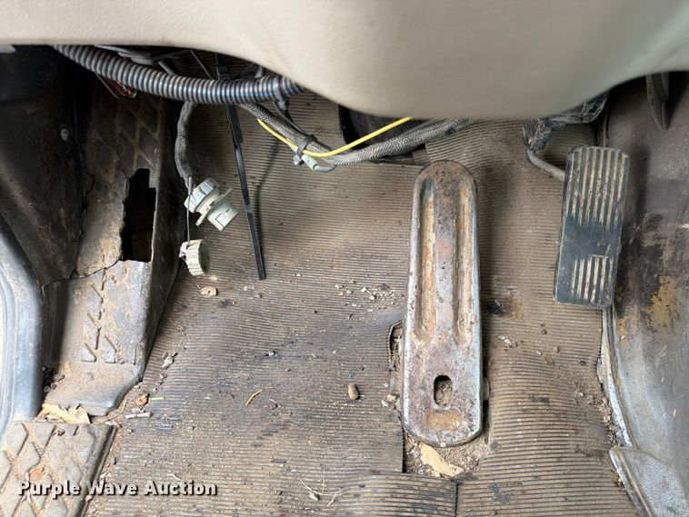 image for item FU4526 2004 Sterling L9500 truck cab and chassis