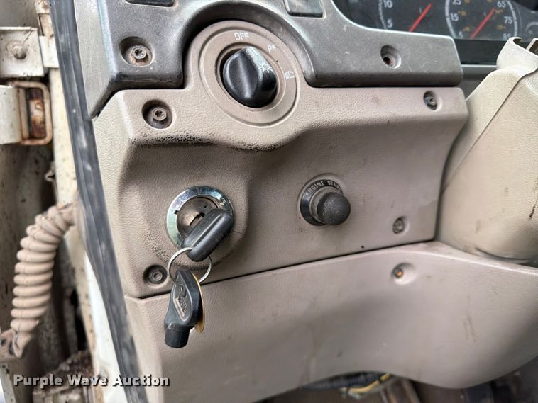 image for item FU4526 2004 Sterling L9500 truck cab and chassis