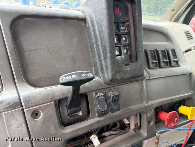 image for item FU4526 2004 Sterling L9500 truck cab and chassis