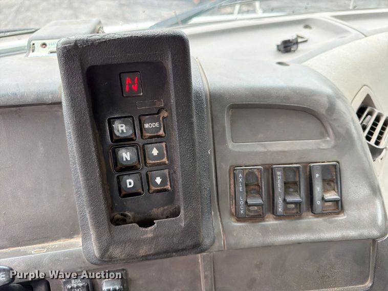 image for item FU4526 2004 Sterling L9500 truck cab and chassis