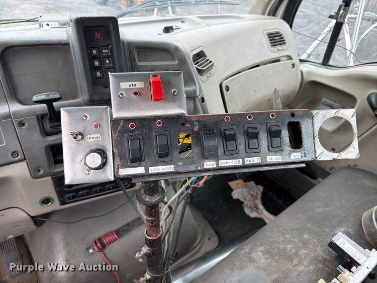 image for item FU4526 2004 Sterling L9500 truck cab and chassis