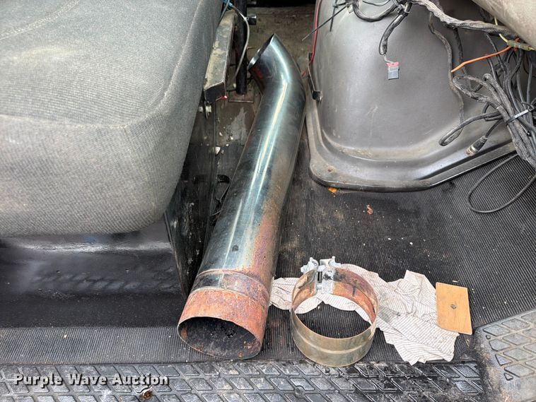 image for item FU4526 2004 Sterling L9500 truck cab and chassis