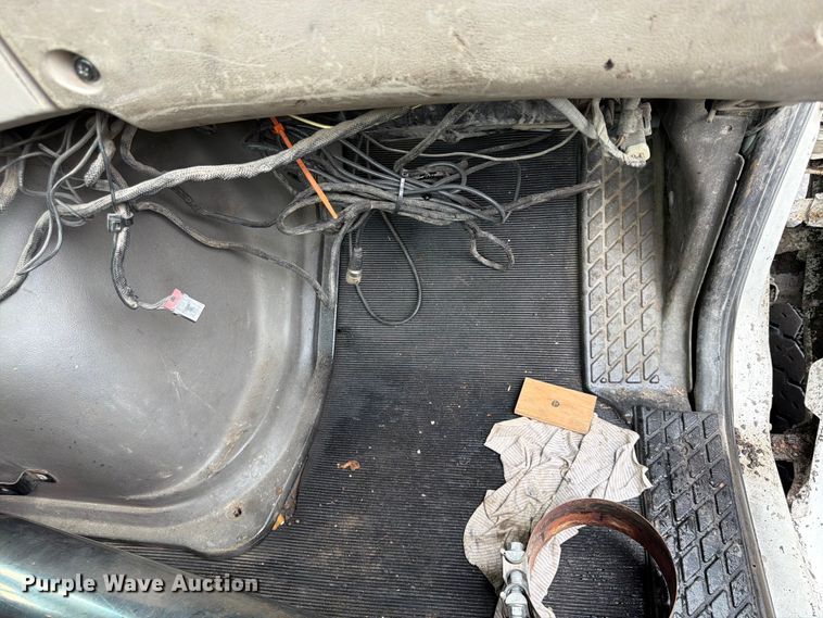image for item FU4526 2004 Sterling L9500 truck cab and chassis