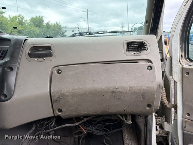 image for item FU4526 2004 Sterling L9500 truck cab and chassis