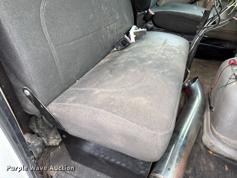 image for item FU4526 2004 Sterling L9500 truck cab and chassis