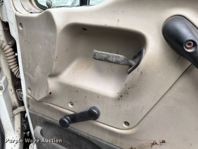 image for item FU4526 2004 Sterling L9500 truck cab and chassis