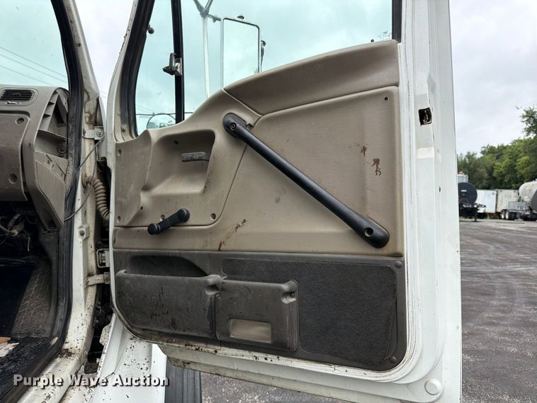image for item FU4526 2004 Sterling L9500 truck cab and chassis