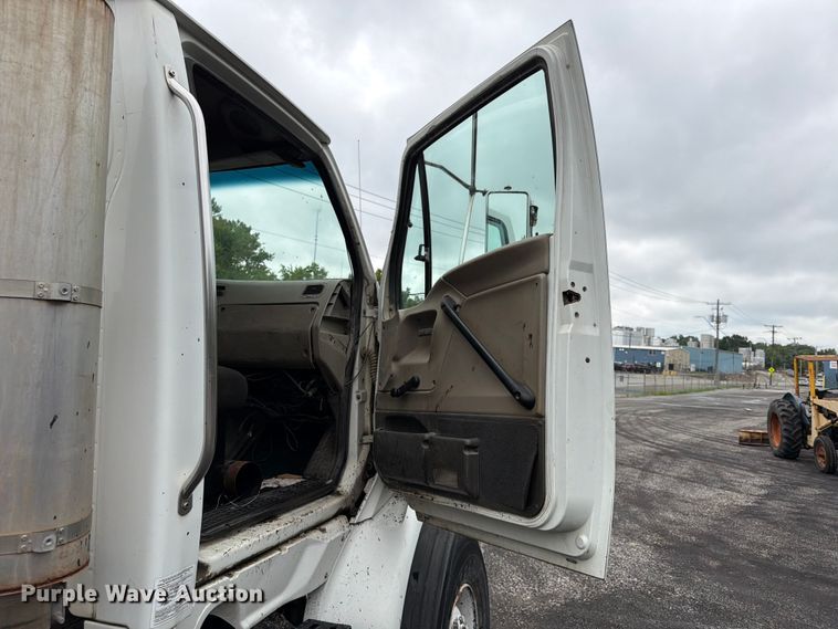 image for item FU4526 2004 Sterling L9500 truck cab and chassis