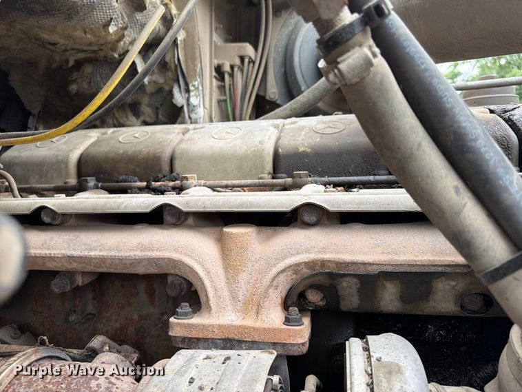image for item FU4526 2004 Sterling L9500 truck cab and chassis