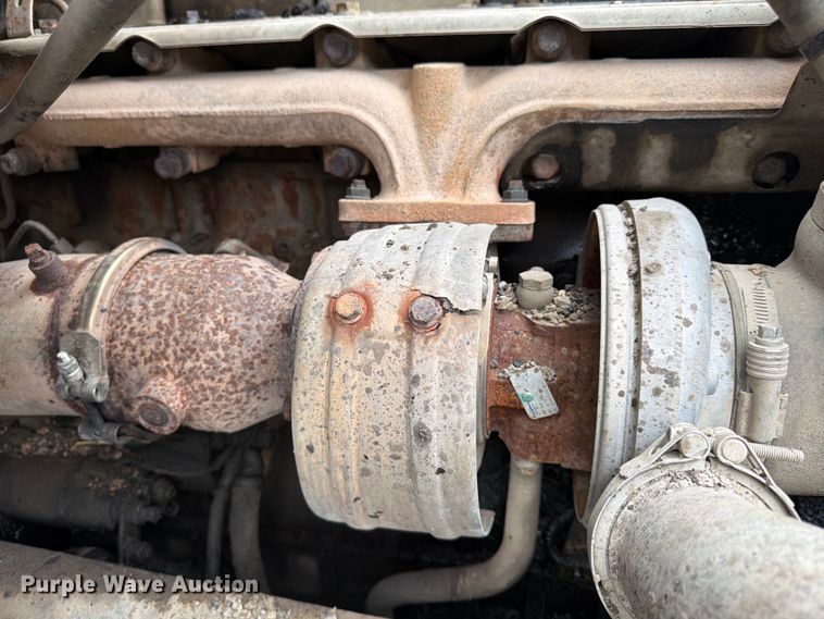 image for item FU4526 2004 Sterling L9500 truck cab and chassis