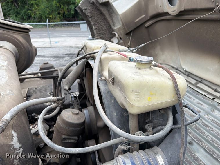 image for item FU4526 2004 Sterling L9500 truck cab and chassis