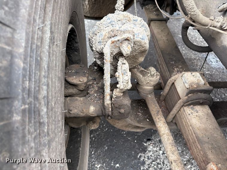 image for item FU4526 2004 Sterling L9500 truck cab and chassis