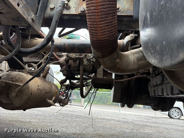 image for item FU4526 2004 Sterling L9500 truck cab and chassis