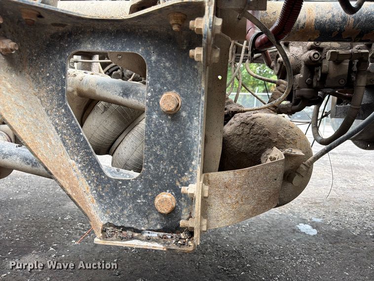 image for item FU4526 2004 Sterling L9500 truck cab and chassis