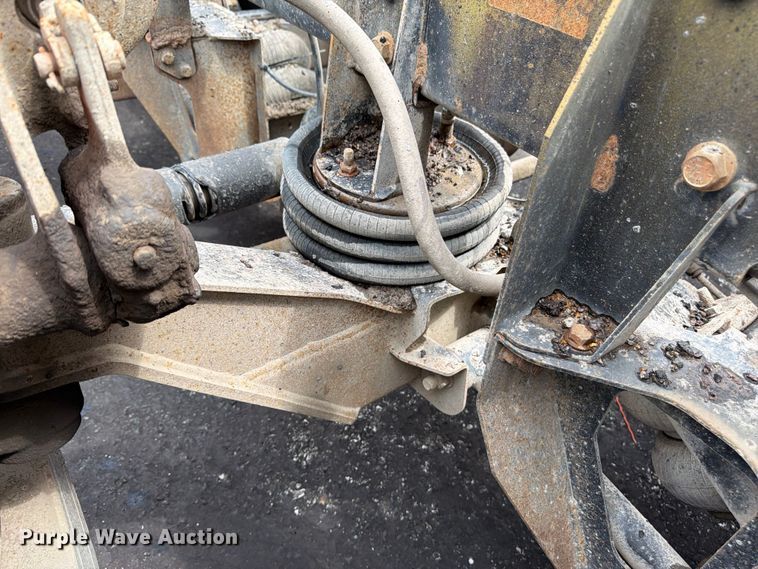 image for item FU4526 2004 Sterling L9500 truck cab and chassis