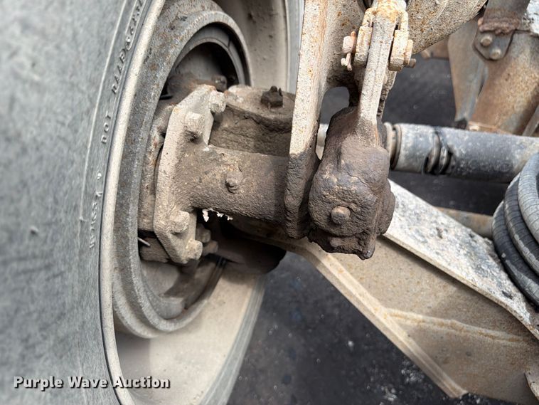 image for item FU4526 2004 Sterling L9500 truck cab and chassis