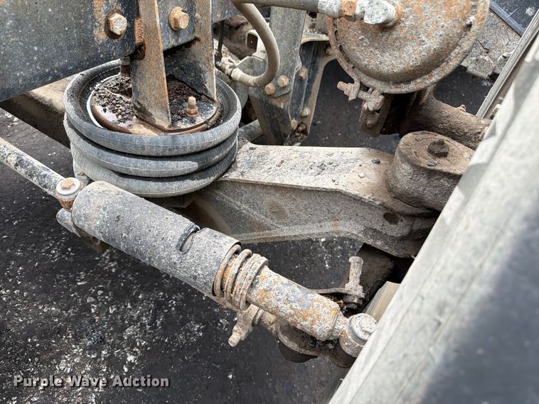 image for item FU4526 2004 Sterling L9500 truck cab and chassis