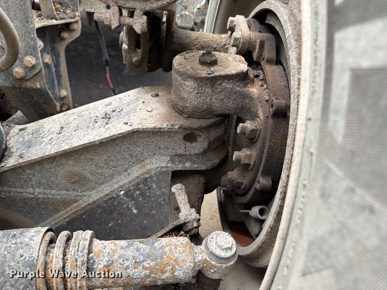 image for item FU4526 2004 Sterling L9500 truck cab and chassis