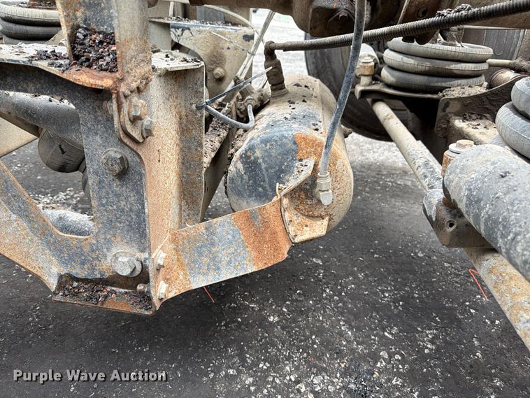 image for item FU4526 2004 Sterling L9500 truck cab and chassis