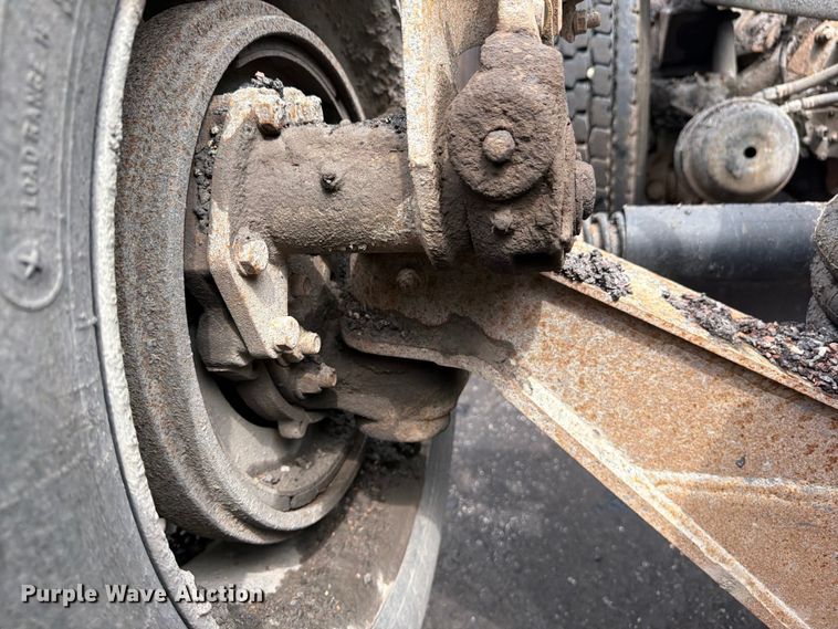 image for item FU4526 2004 Sterling L9500 truck cab and chassis