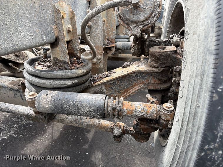 image for item FU4526 2004 Sterling L9500 truck cab and chassis