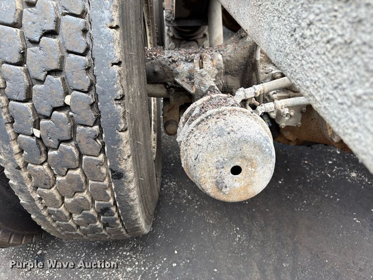 image for item FU4526 2004 Sterling L9500 truck cab and chassis
