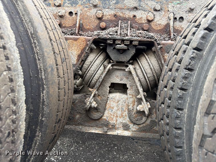 image for item FU4526 2004 Sterling L9500 truck cab and chassis