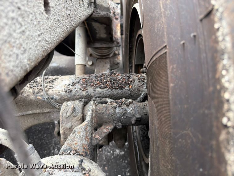 image for item FU4526 2004 Sterling L9500 truck cab and chassis