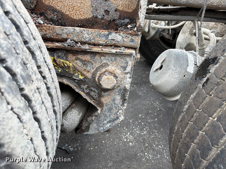 image for item FU4526 2004 Sterling L9500 truck cab and chassis