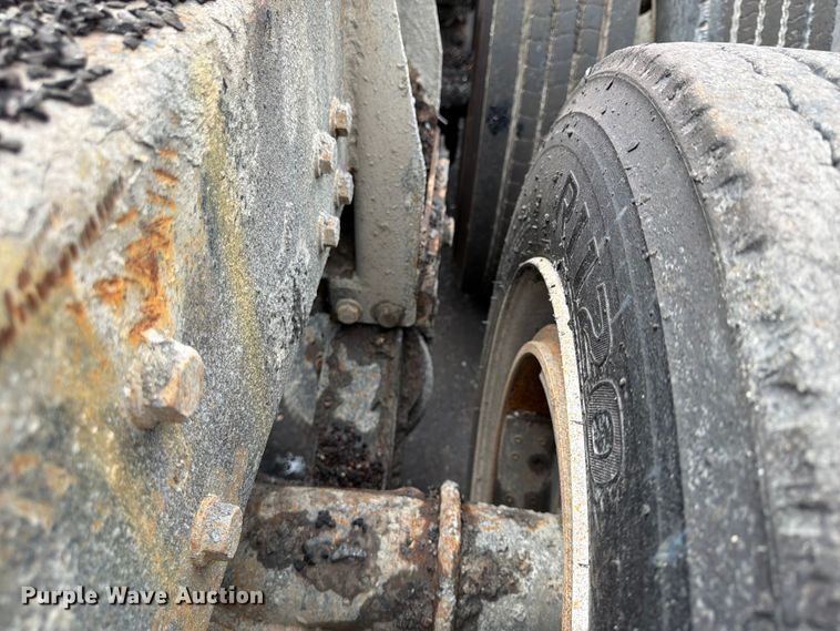 image for item FU4526 2004 Sterling L9500 truck cab and chassis