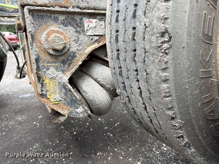 image for item FU4526 2004 Sterling L9500 truck cab and chassis