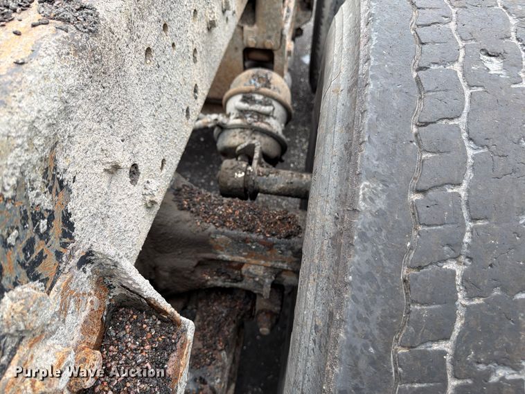 image for item FU4526 2004 Sterling L9500 truck cab and chassis