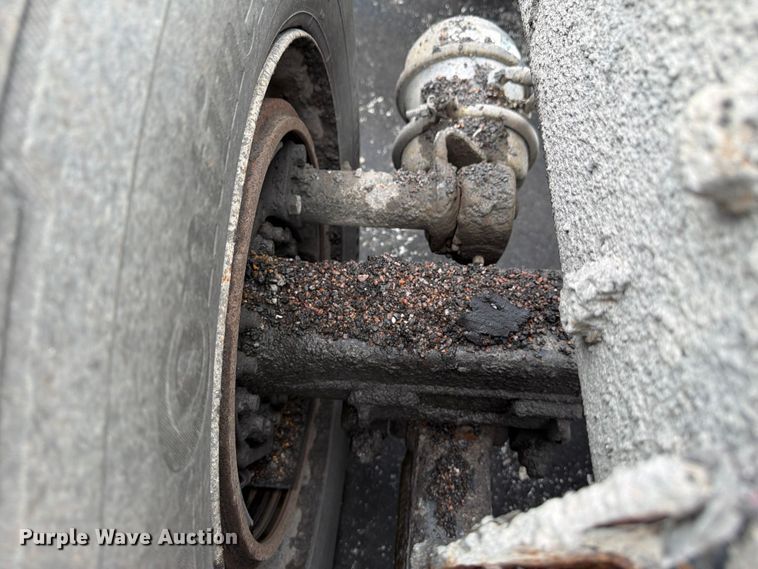 image for item FU4526 2004 Sterling L9500 truck cab and chassis