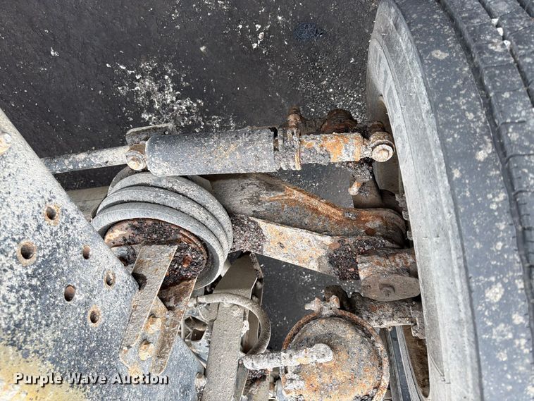 image for item FU4526 2004 Sterling L9500 truck cab and chassis