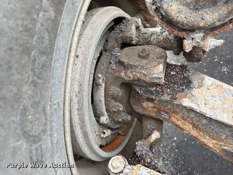 image for item FU4526 2004 Sterling L9500 truck cab and chassis