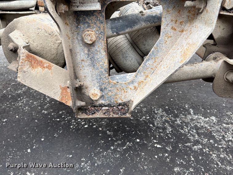 image for item FU4526 2004 Sterling L9500 truck cab and chassis