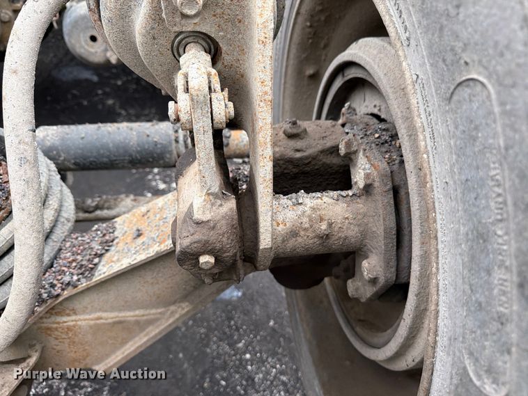 image for item FU4526 2004 Sterling L9500 truck cab and chassis