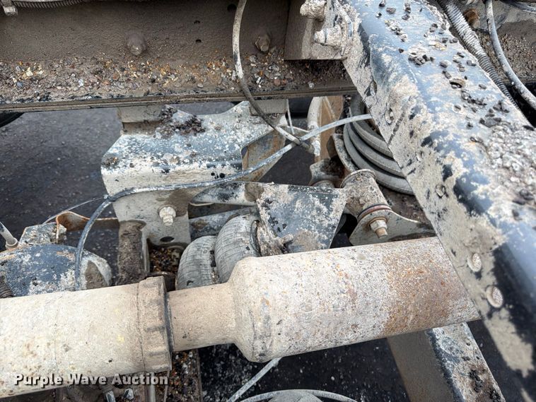 image for item FU4526 2004 Sterling L9500 truck cab and chassis