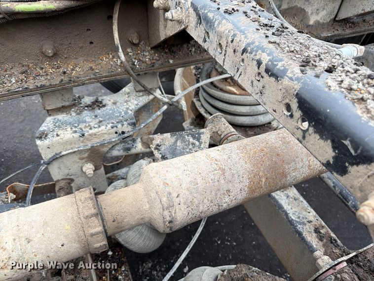 image for item FU4526 2004 Sterling L9500 truck cab and chassis